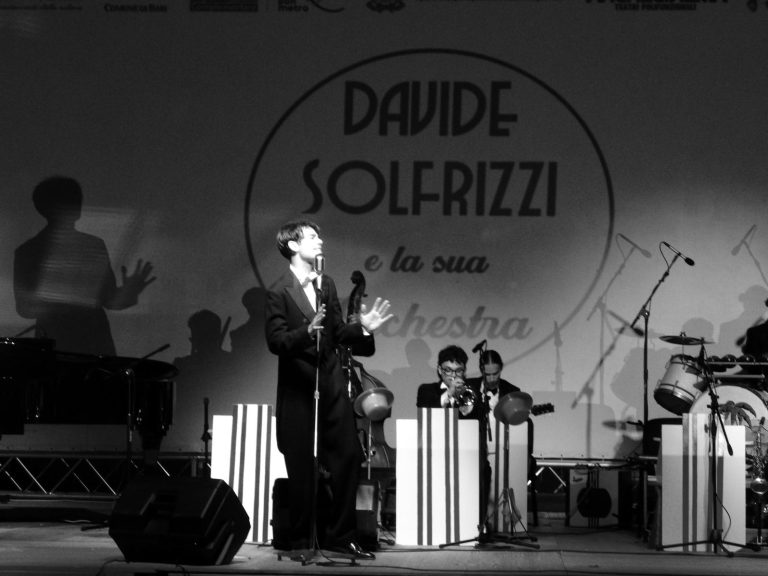 Corato (BA): Eleganza e ritmo al Teatro Comunale con Davide Solfrizzi e la sua orchestra swing